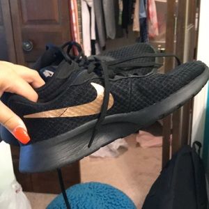 nike tanjun running shoes